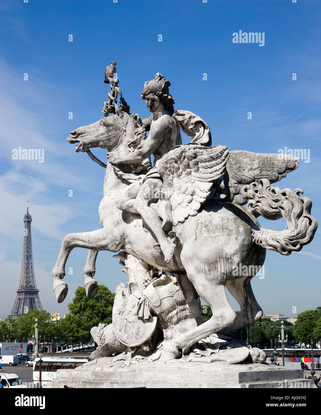 Frankreich-Ile De France Paris 1748 Stein Reiterstatue des Königs Louis XV im Jardin des Tuileries mit entfernten Eiffelturm Stockfoto