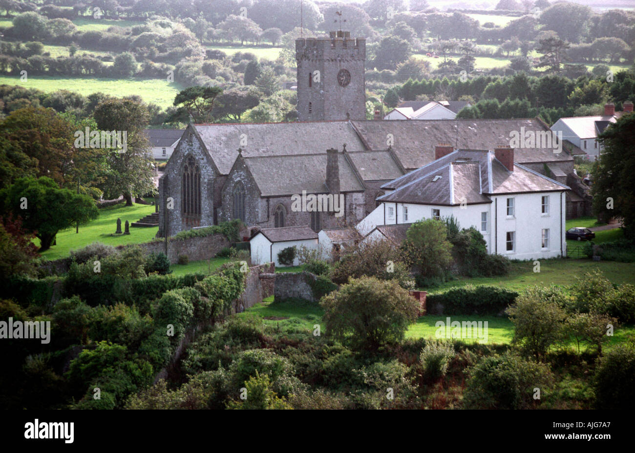 Blick auf eine Kirche in Pembroke von Pembroke Castle Stockfoto