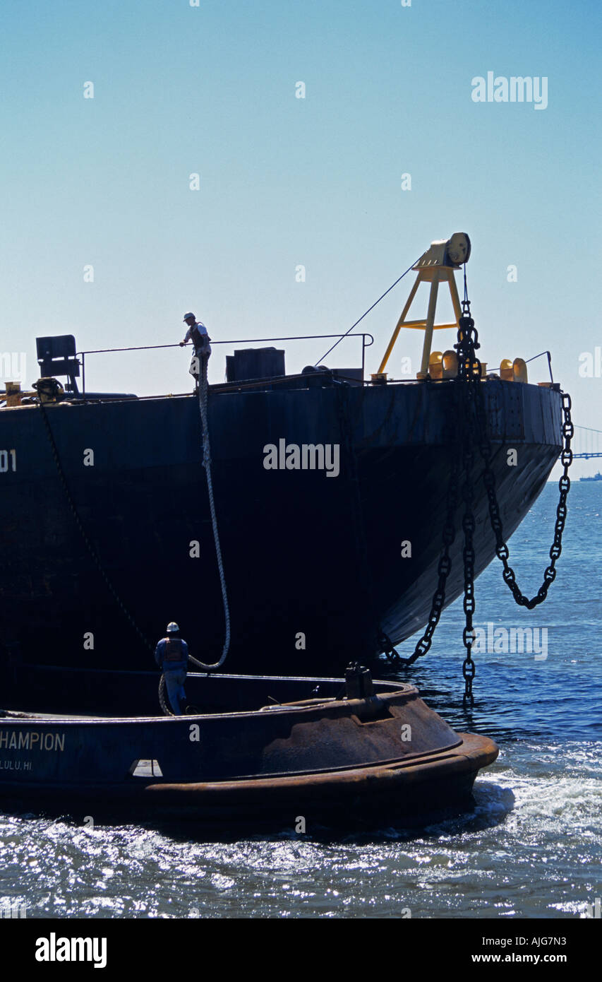 Binden von Schiff zu Schiff im Hafen von Manhatten, New York, USA  Stockfotografie - Alamy