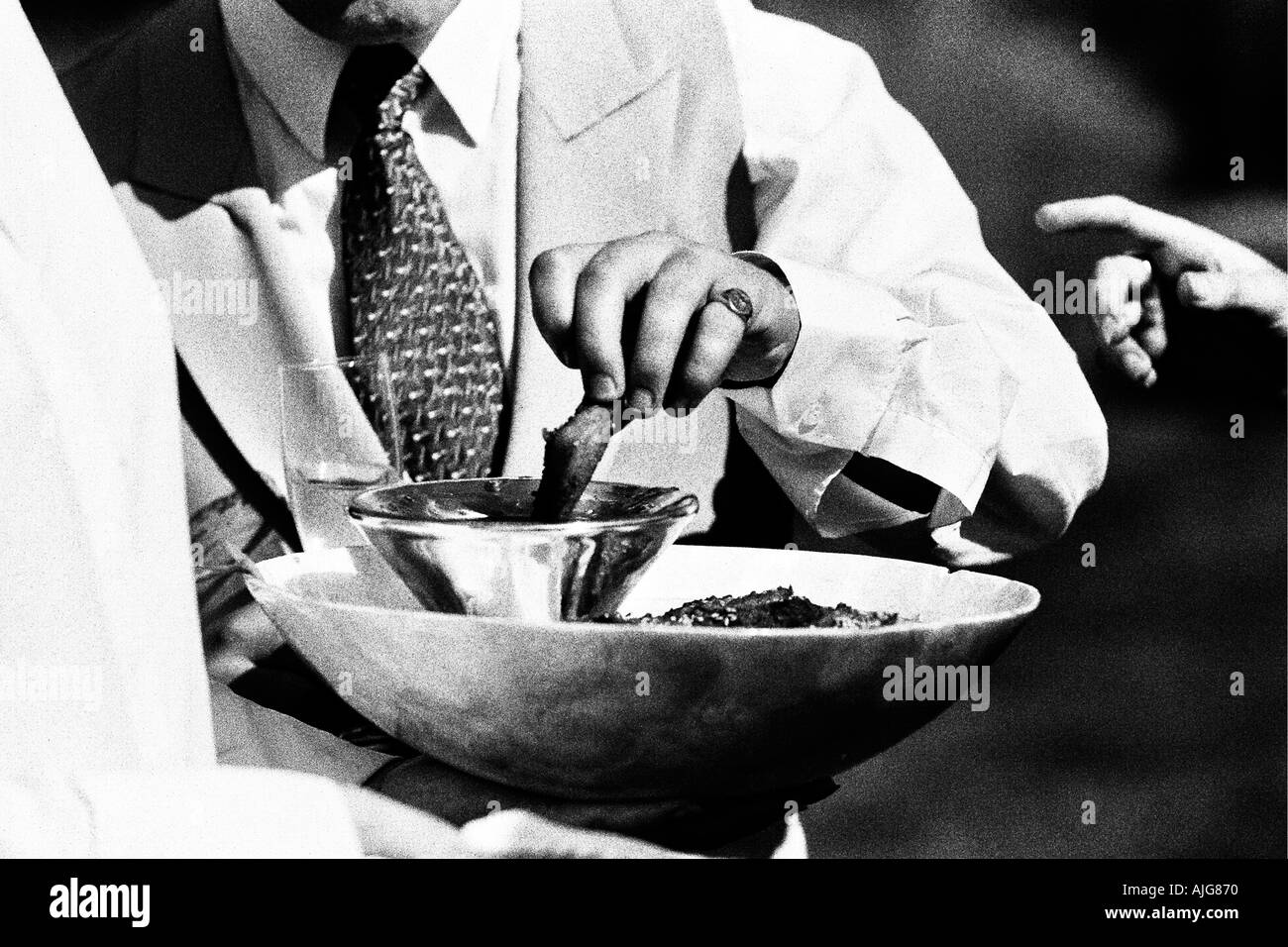 Mann schmeckendes Essen Stockfoto