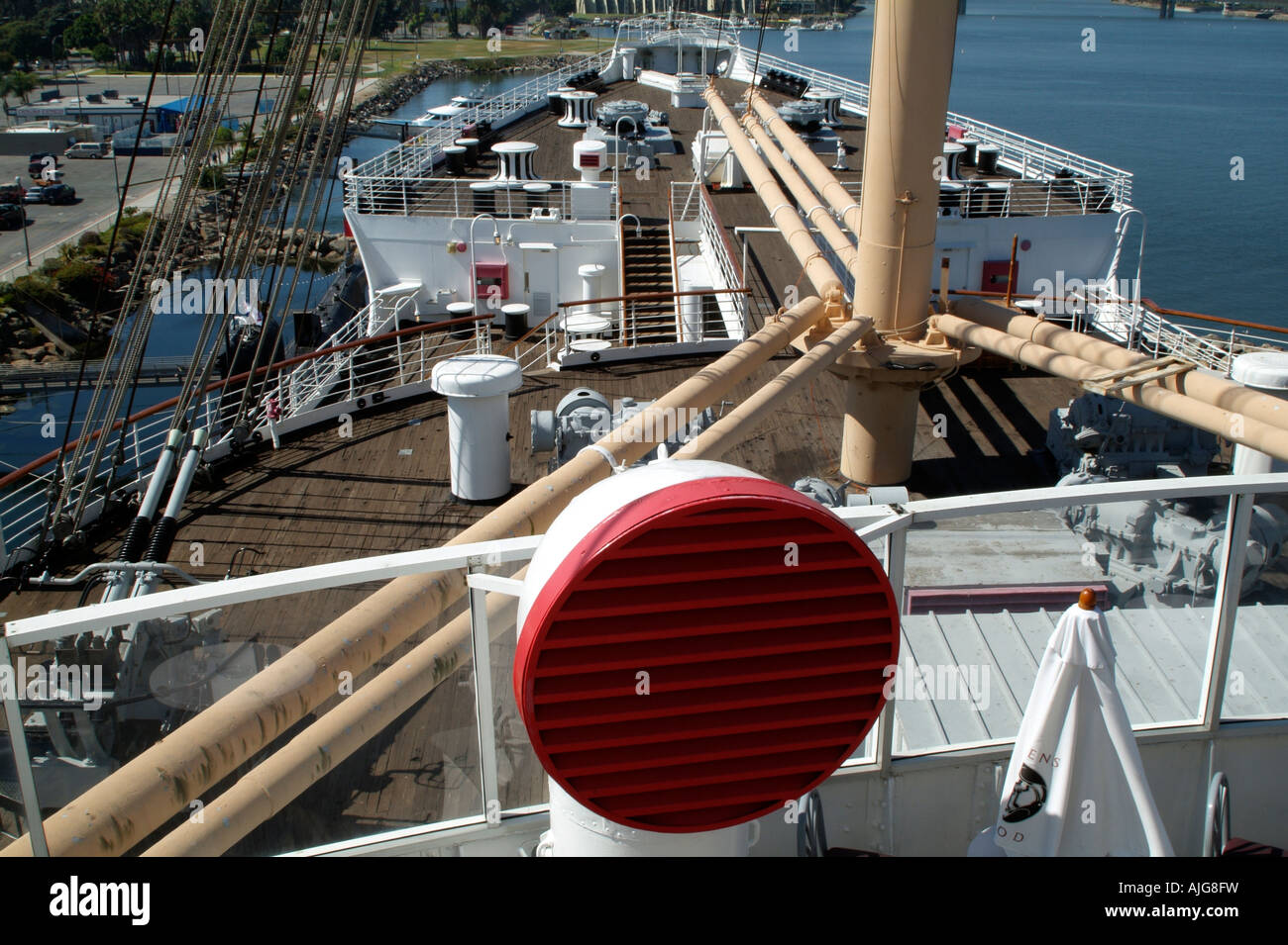 Queen Mary Ship Long Beach California USA Lüftungsschacht und Vordeck Stockfoto