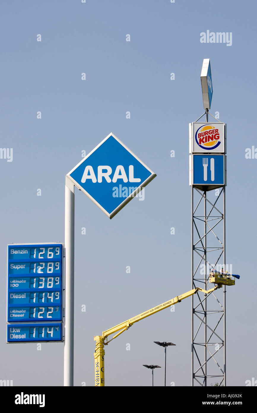 Installation des ARAL Logos auf einer Autobahnraststätte mit einem Kran ARAL ist das beliebteste Mineralöl-Unternehmen in Deutschland eine Stockfoto