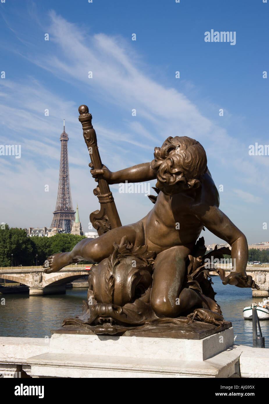 Frankreich Paris Ile De France Bronze Statue von Cherub auf der Brücke Pont Alexandre III über Ufer mit Eiffelturm Stockfoto