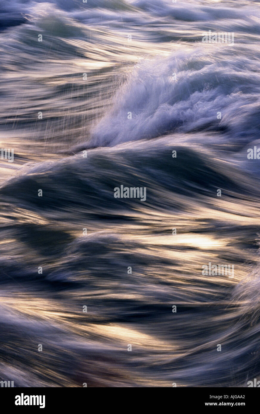 Rauschende Wasser und Stromschnellen auf dem Niagara River Stockfoto