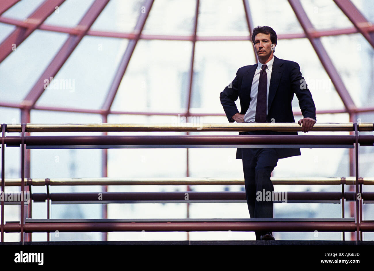 Kaukasische männlichen Executive Betrachtung Belastungen Bürohaus atrium Stockfoto
