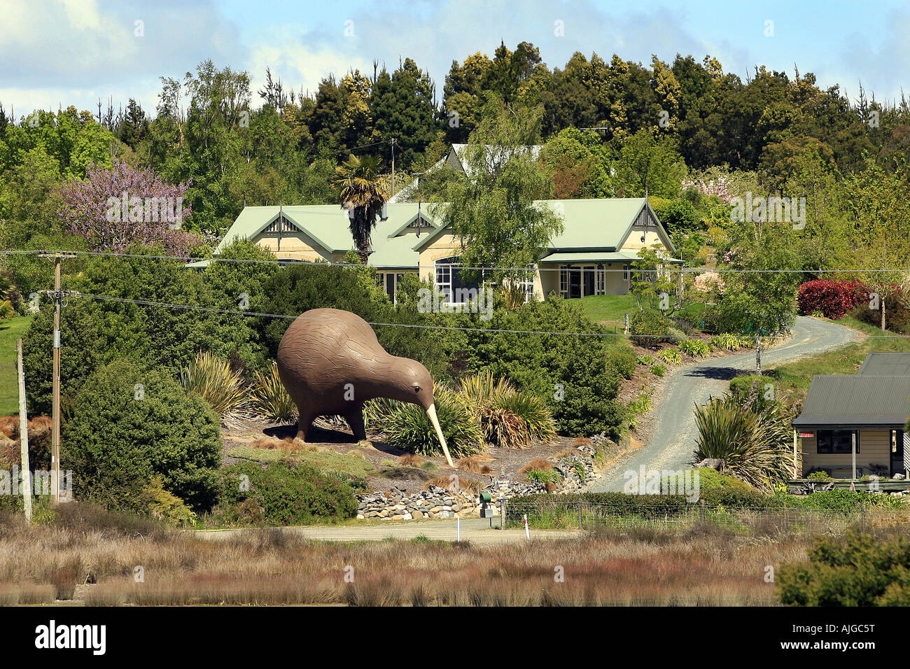 Skulptur des großen Kiwi-Vogel im Garten in der Nähe von Motueka Nelson New Zealand Stockfoto