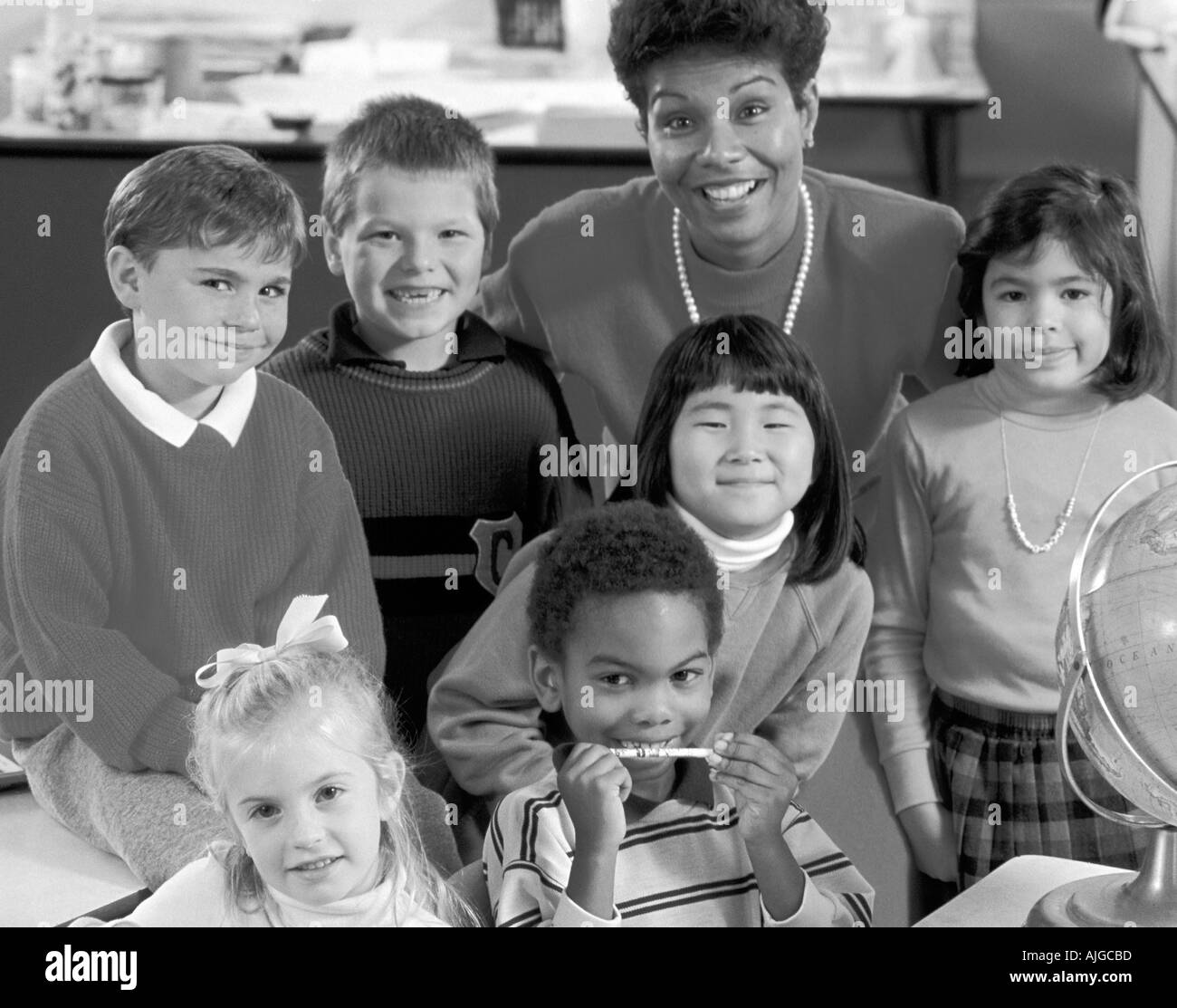 Schwarz-weiß-Porträt der afrikanischen amerikanischen Lehrer mit African American, Latino, kaukasischen und asiatischen Studenten in der Grundschule Klasse Stockfoto