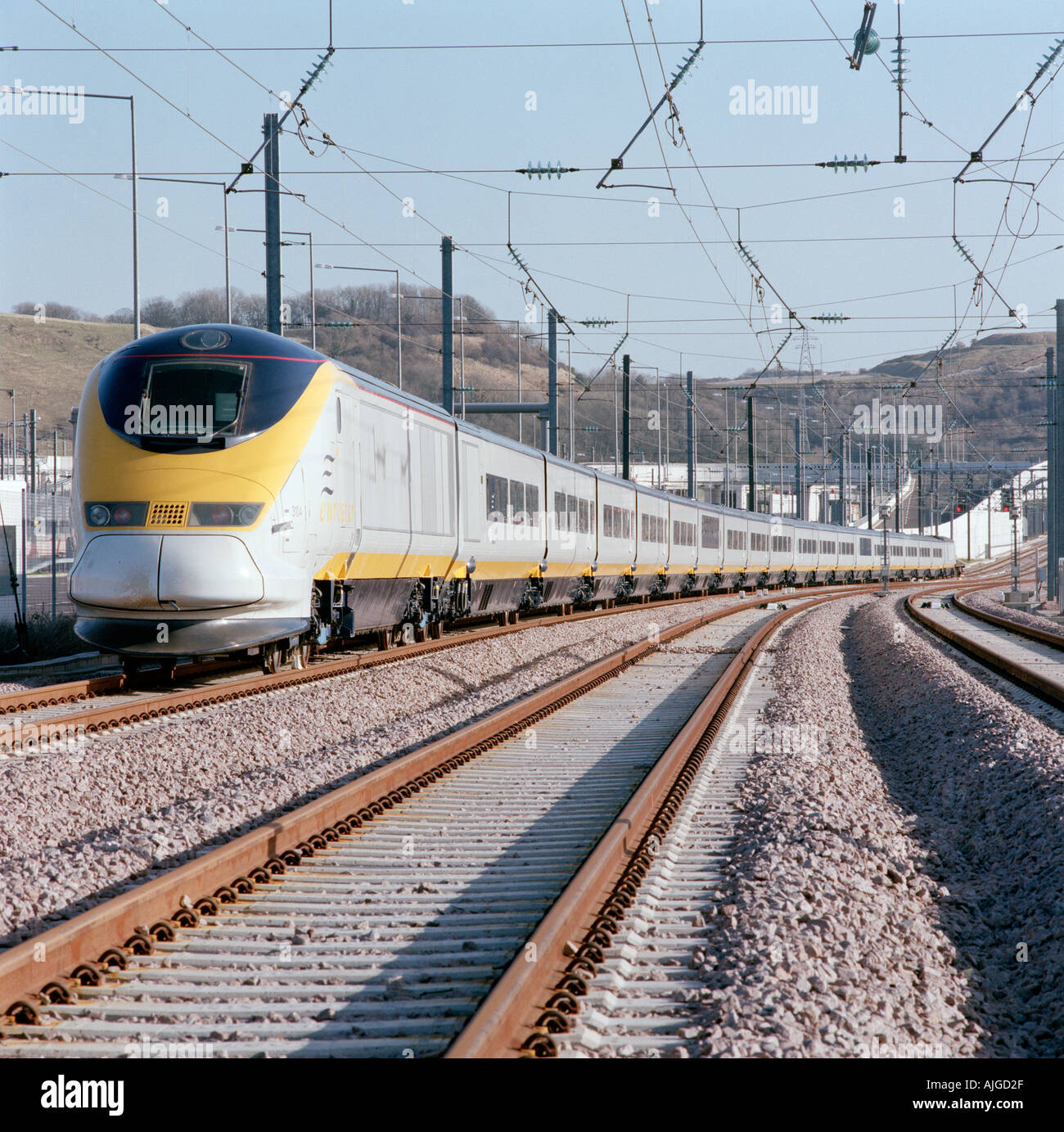 Die 300km/h (186mph) Eurostar Hochgeschwindigkeits-Zug auf der Continental Main Line am Eurotunnel UK Terminal in Folkestone. Stockfoto