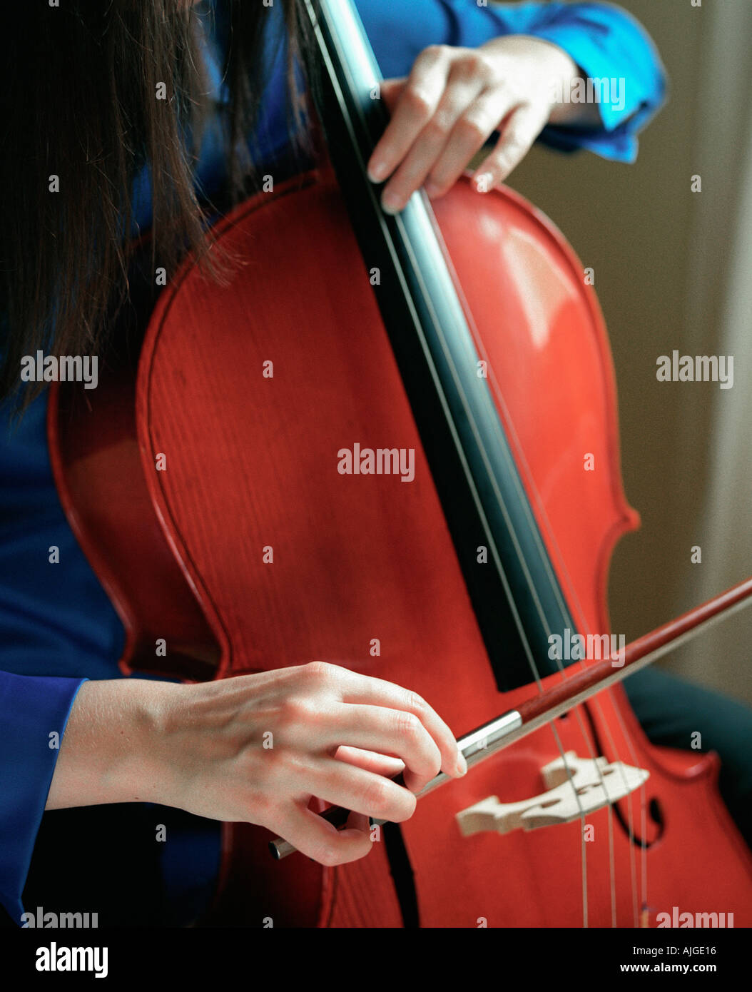 Frau Praktiken Musik auf einem Cello zu Hause Stockfoto