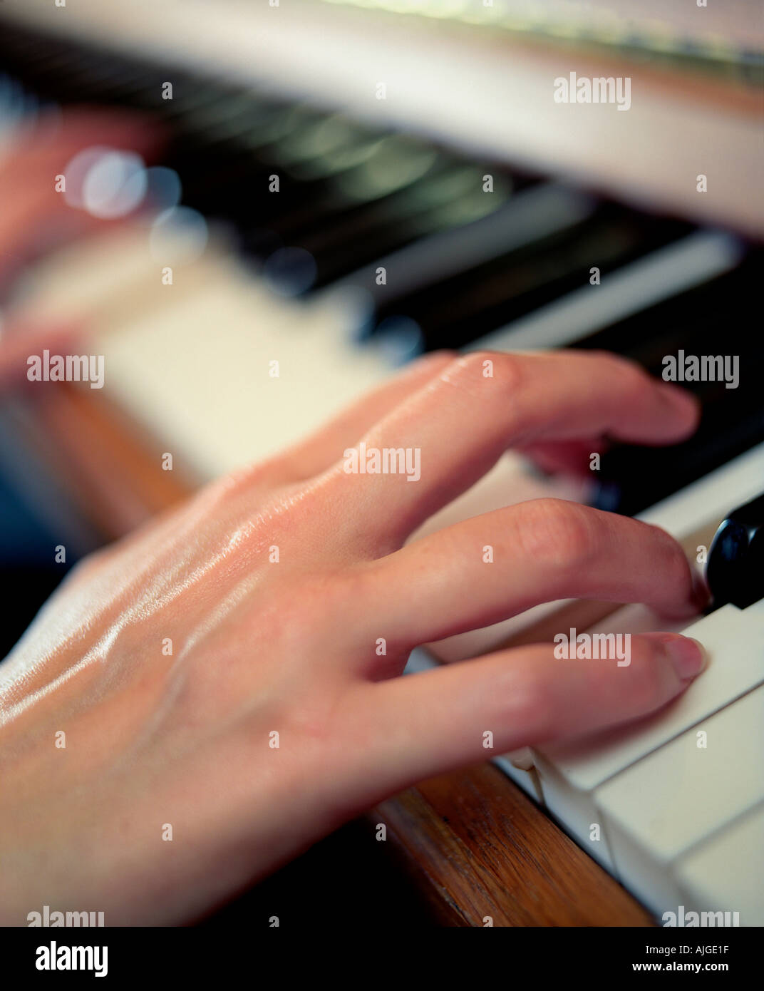 Frau Praktiken Klavier zu Hause Stockfoto