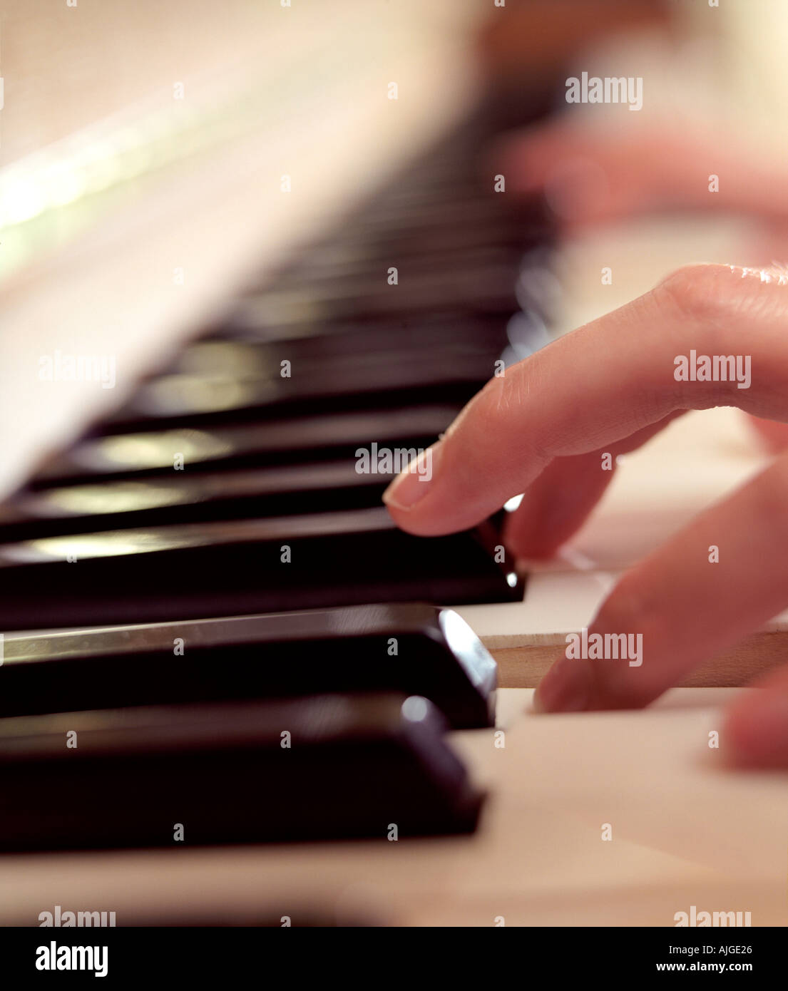 Praxis am Klavier im Hause Verkleidung Musik oder musikalische Konzepte die Hände Stockfoto