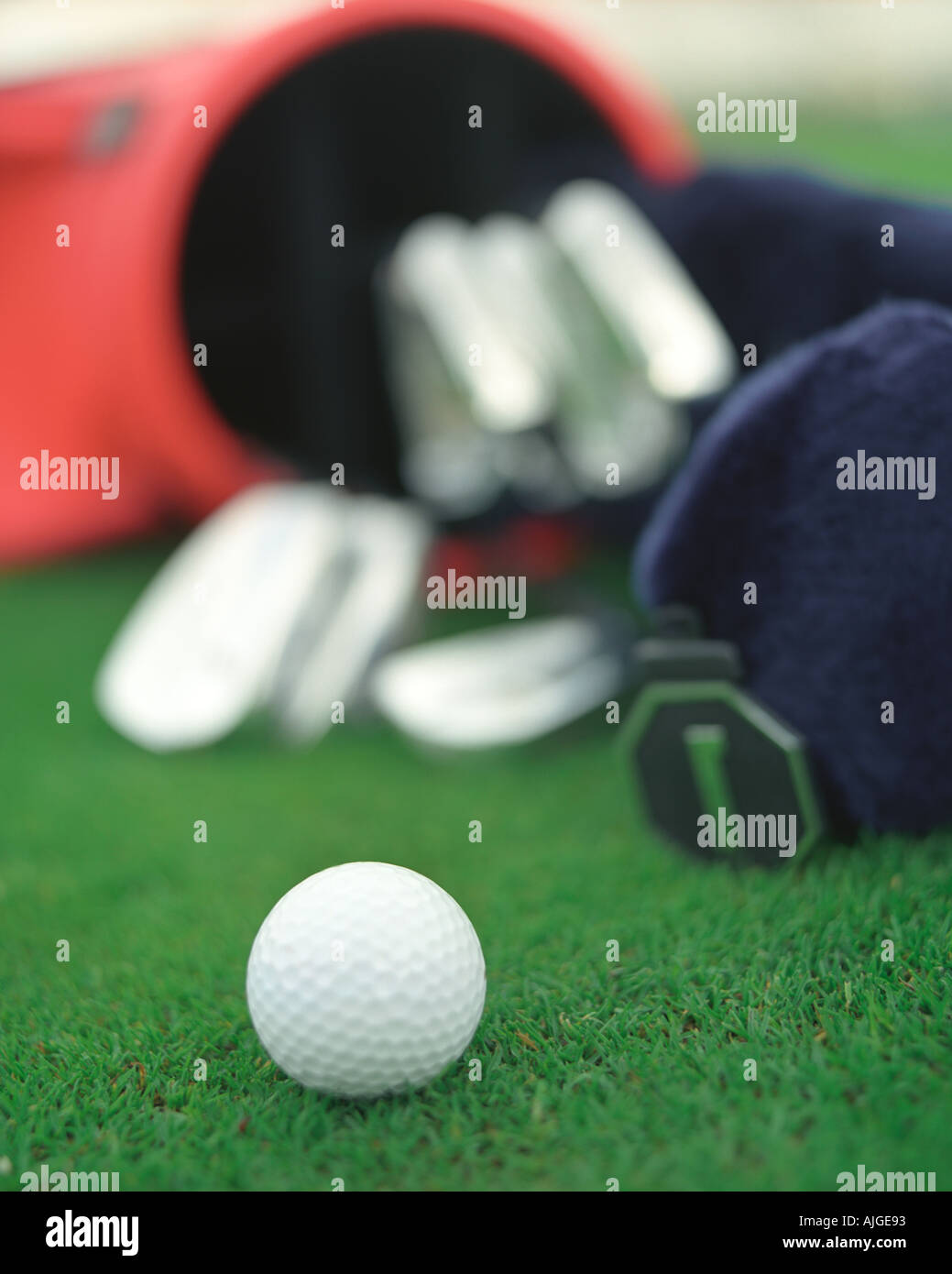 Golfball mit roten Golf-Bag auf dem Boden im Hintergrund Stockfoto
