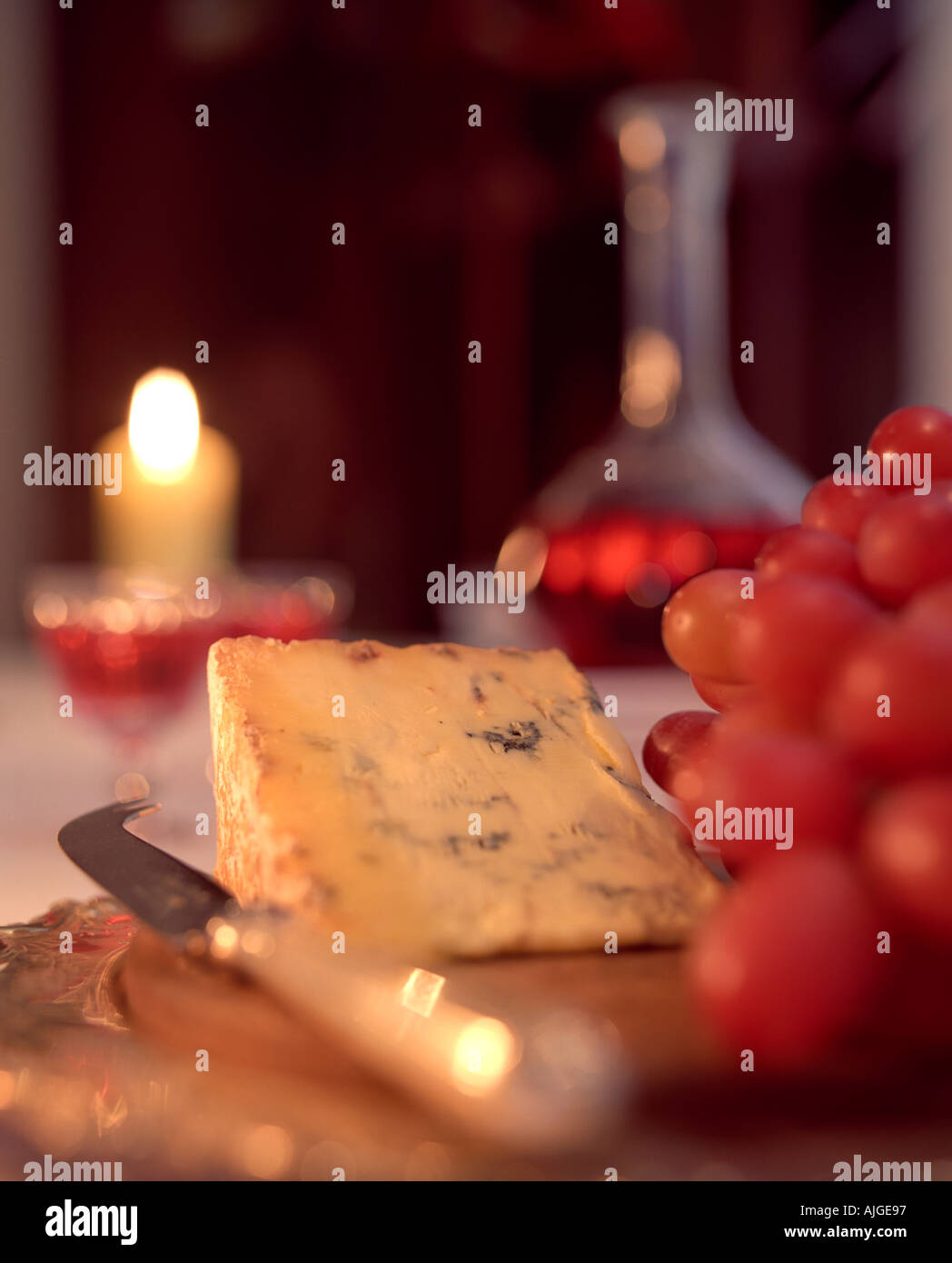 Ein Detail von Käse und Wein nach einer Dinner-party Stockfoto