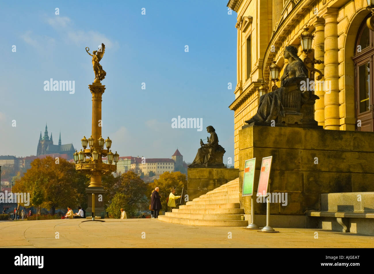 Jana Palacha Namesti Platz vor Rudolfinum mit Hrad der Burg im Hintergrund Prag Tschechische Republik Europa Stockfoto