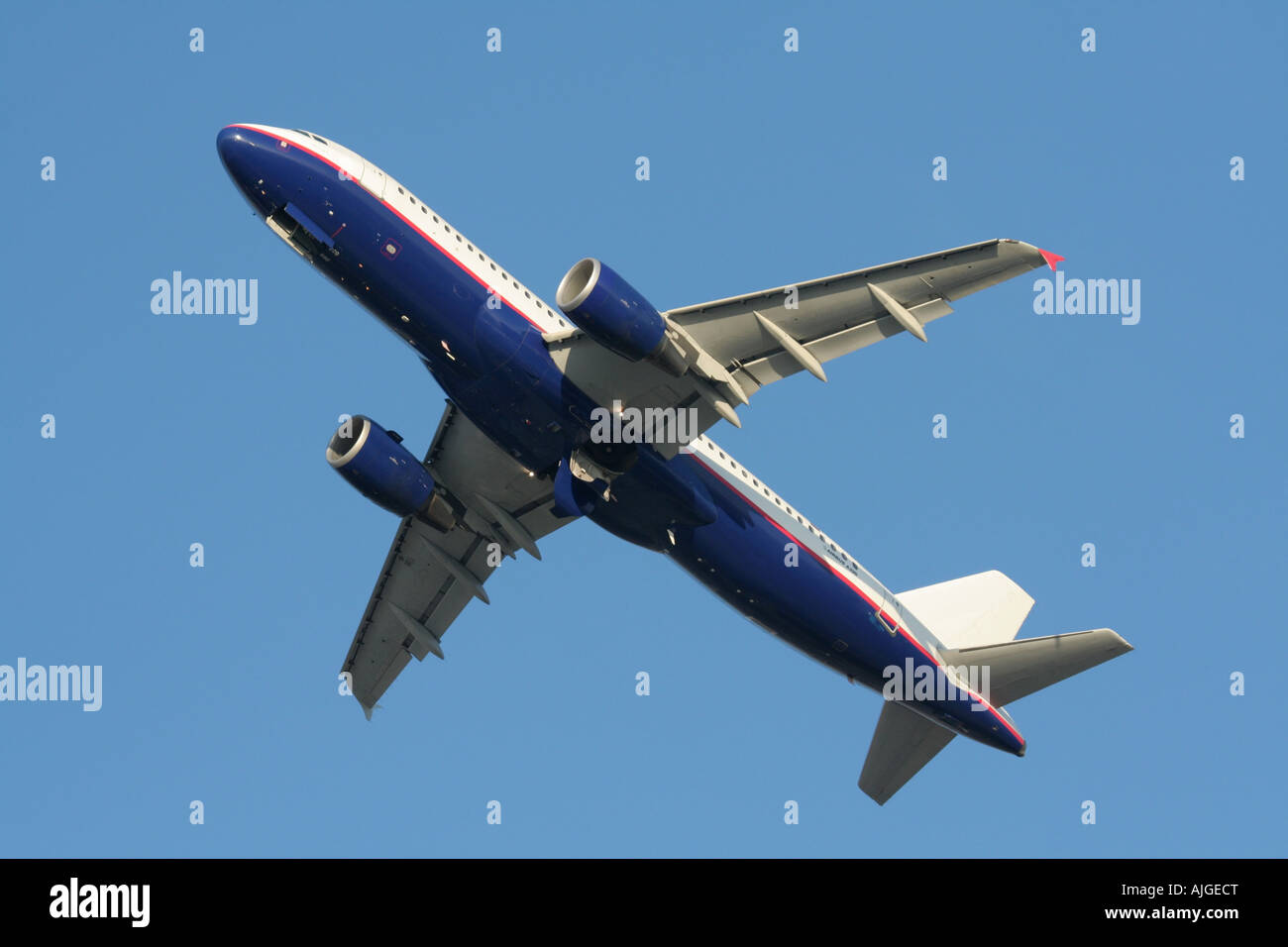 Flugreisen und kommerzielle Luftfahrt. Airbus A320 Passagierflugzeug steigt im Flug gegen den blauen Himmel. Keine proprietären Kennzeichnungen. Unteransicht. Stockfoto