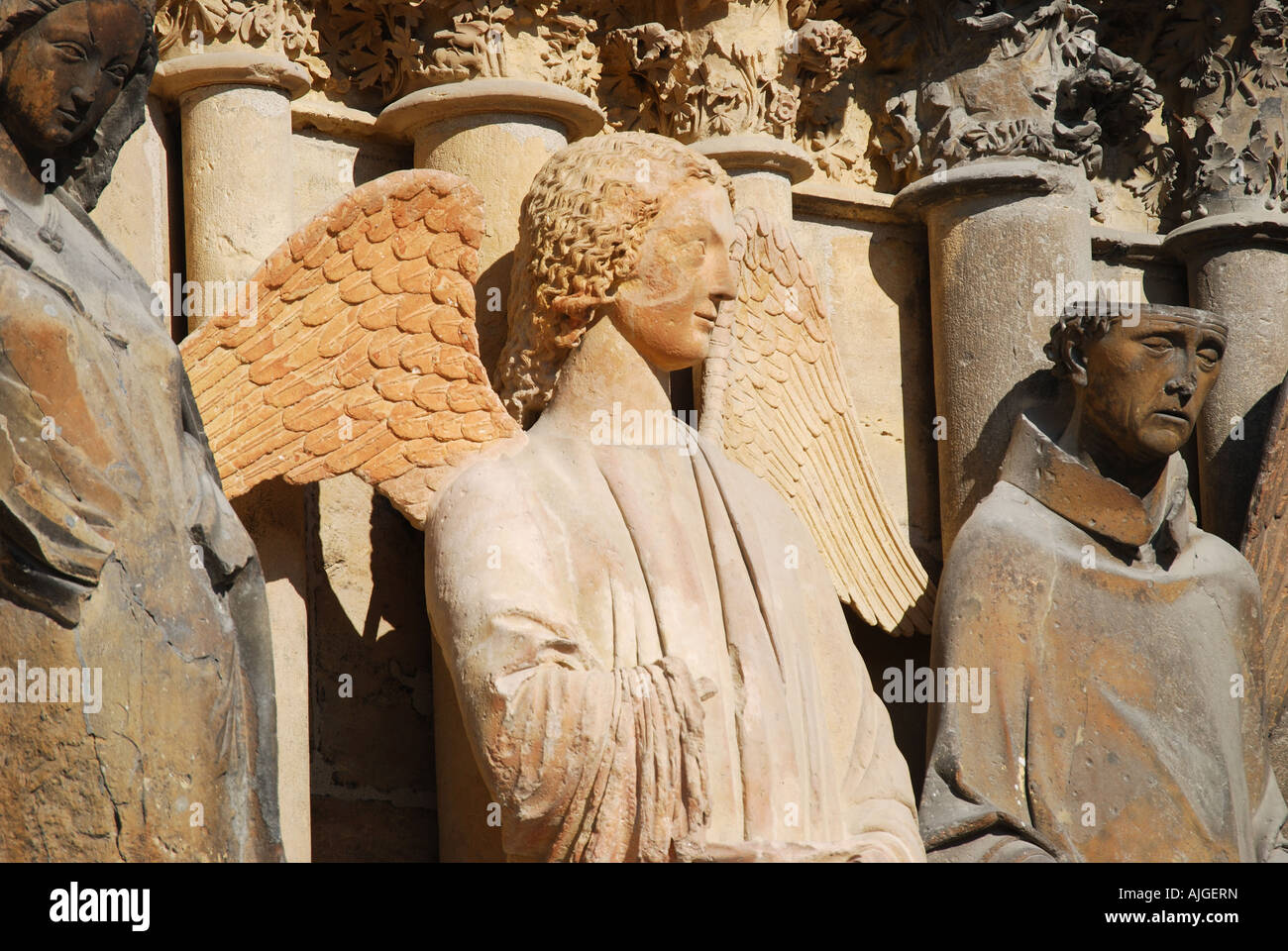 Geschnitzte Engel, Fassade der Kathedrale von Reims, Reims, Marne, Champagne-Ardenne, Frankreich Stockfoto