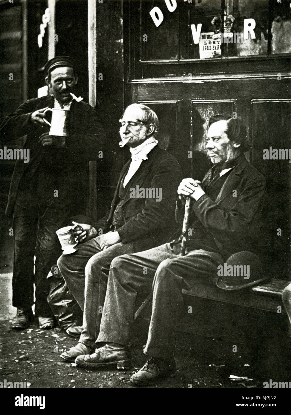 Einem Londoner Pub, 1876 viktorianisches Foto von drei Biertrinker außerhalb ihrer Herberge beobachten die Welt vorbeiziehen Stockfoto