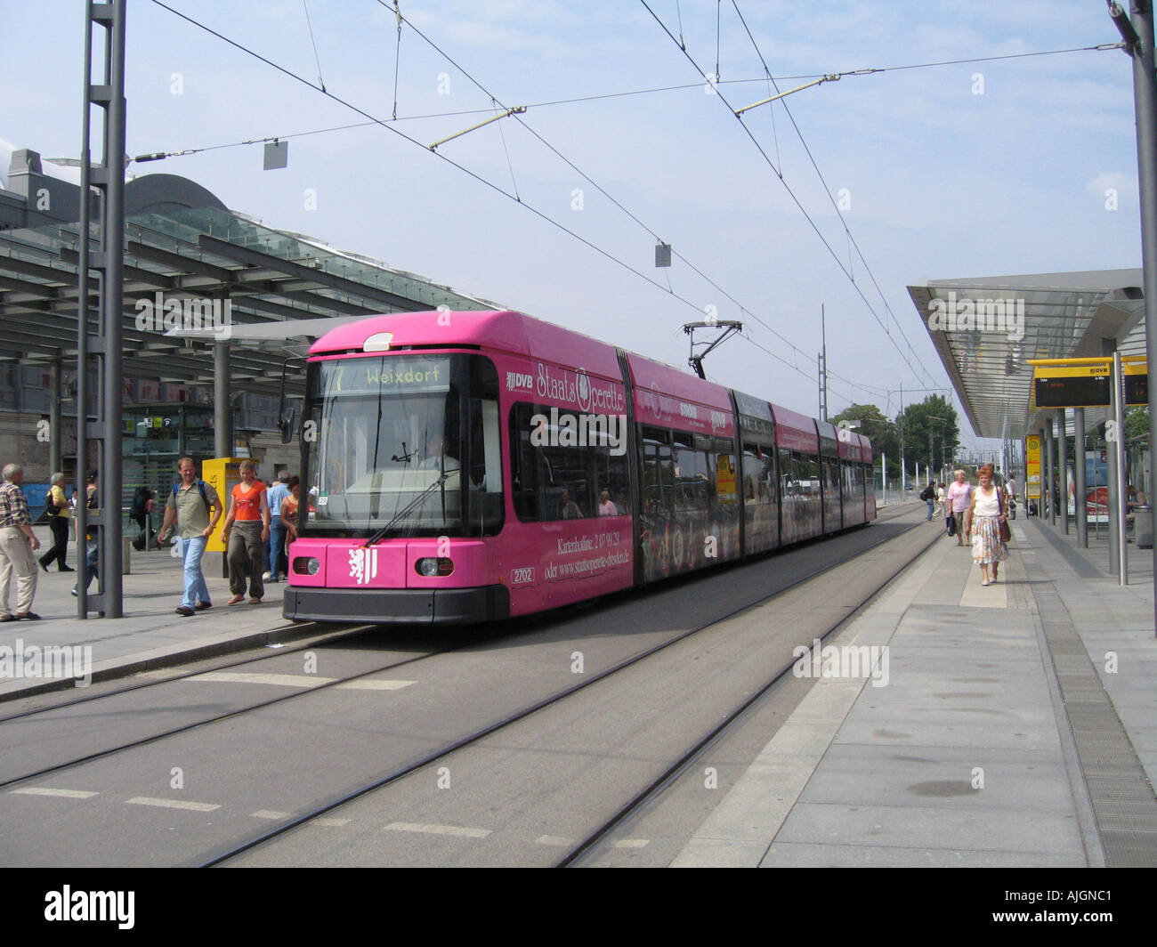 Dresdner Straßenbahn 2702 am Hauptbahnhof Stockfoto