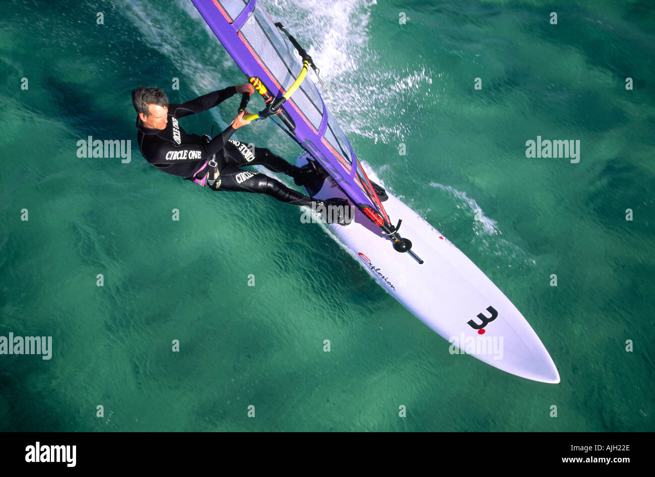 Luftaufnahme von Solo Windsurfer Segeln auf klare smaragdgrüne rote Meerwasser Sinai Ägypten Stockfoto