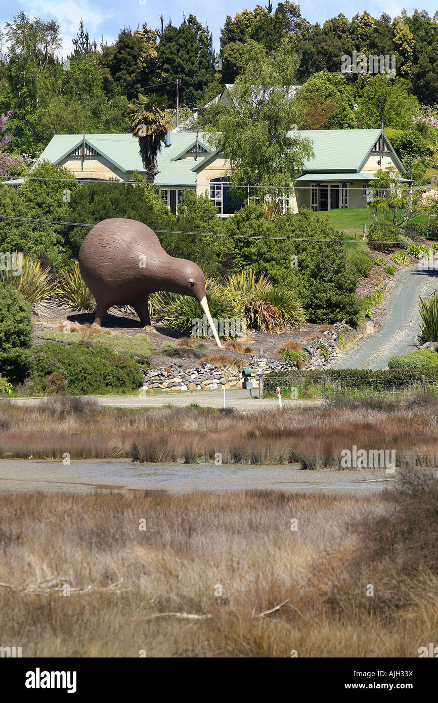 Skulptur des großen Kiwi-Vogel im Garten in der Nähe von Motueka Nelson New Zealand Stockfoto
