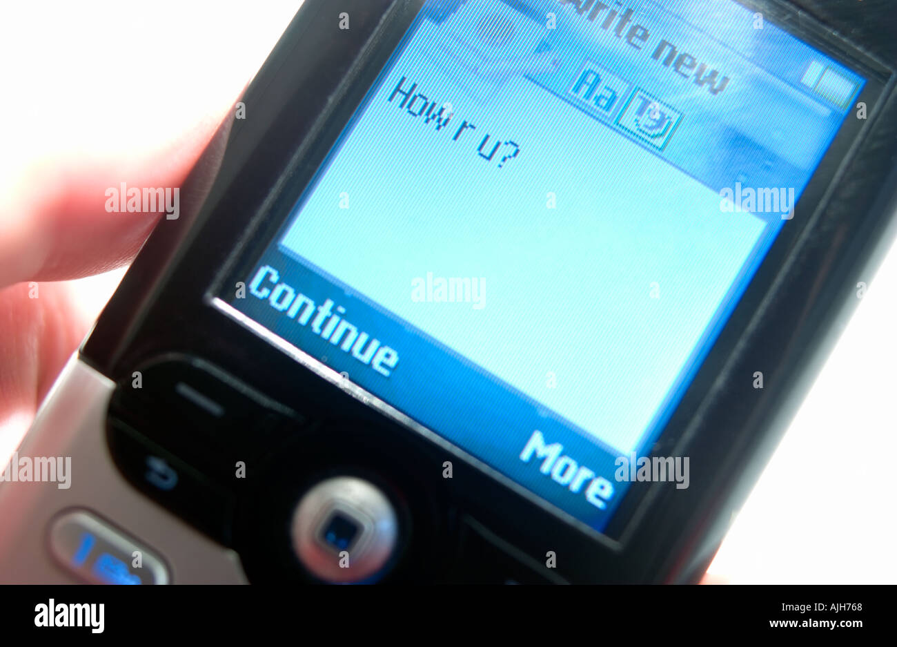 Hand mit Handy-SMS-Nachrichten Stockfoto