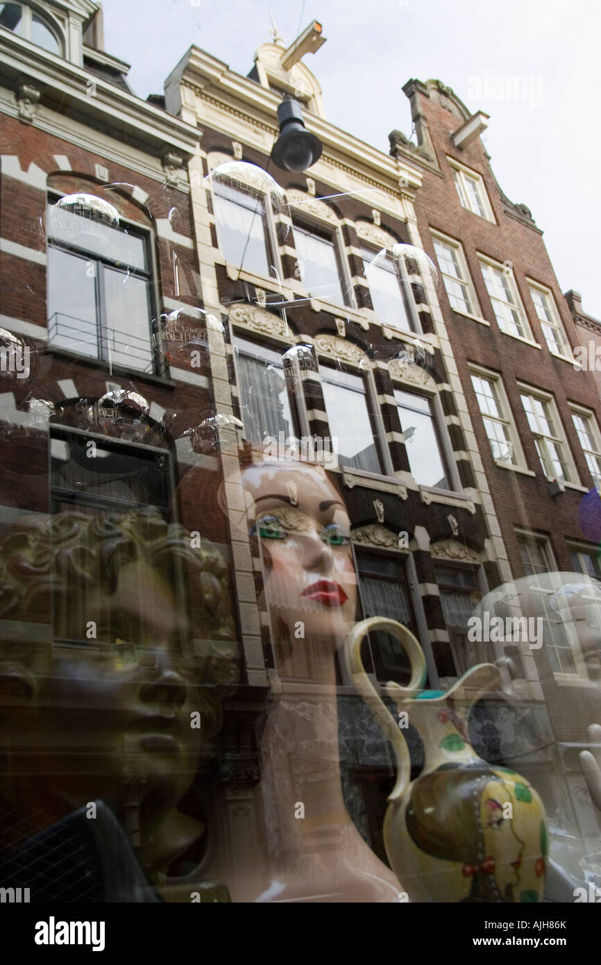 Amsterdam Holland alt Amsterdam mit reflektierten Dummy-Kopf im Schaufenster Stockfoto