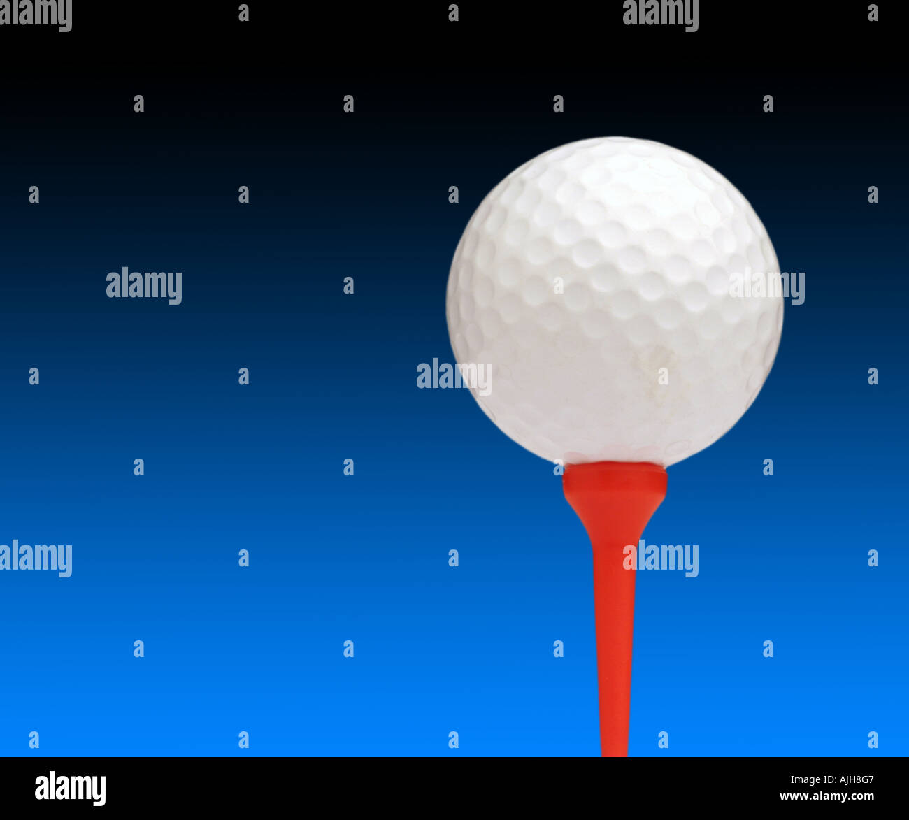 Weiße Golfball auf roten tee Stockfoto
