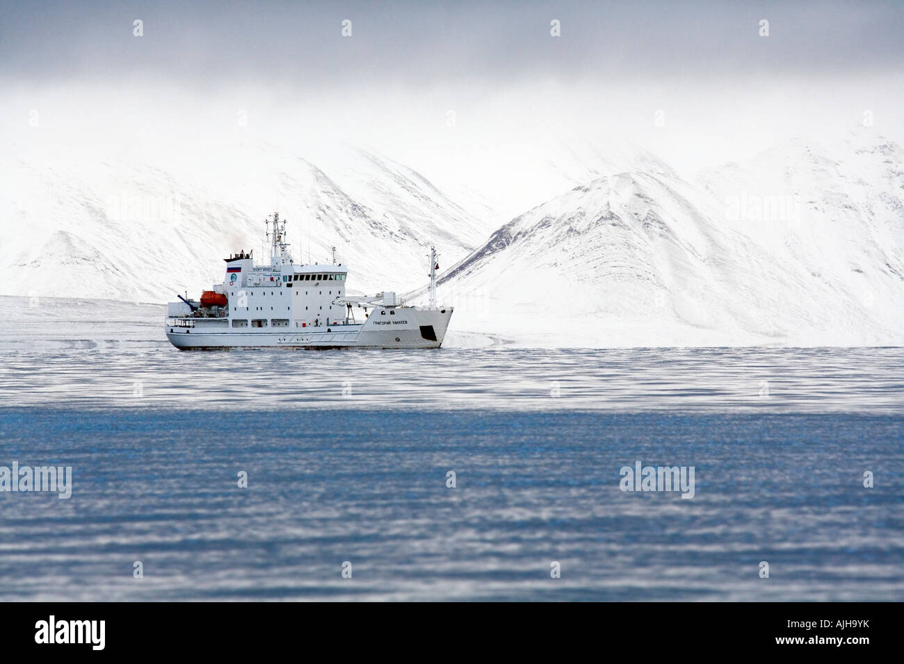 Arktische Forschungsschiff im Raudfjord auf den Inseln Svalbard (Spitzbergen) in der hohen Arktis Stockfoto