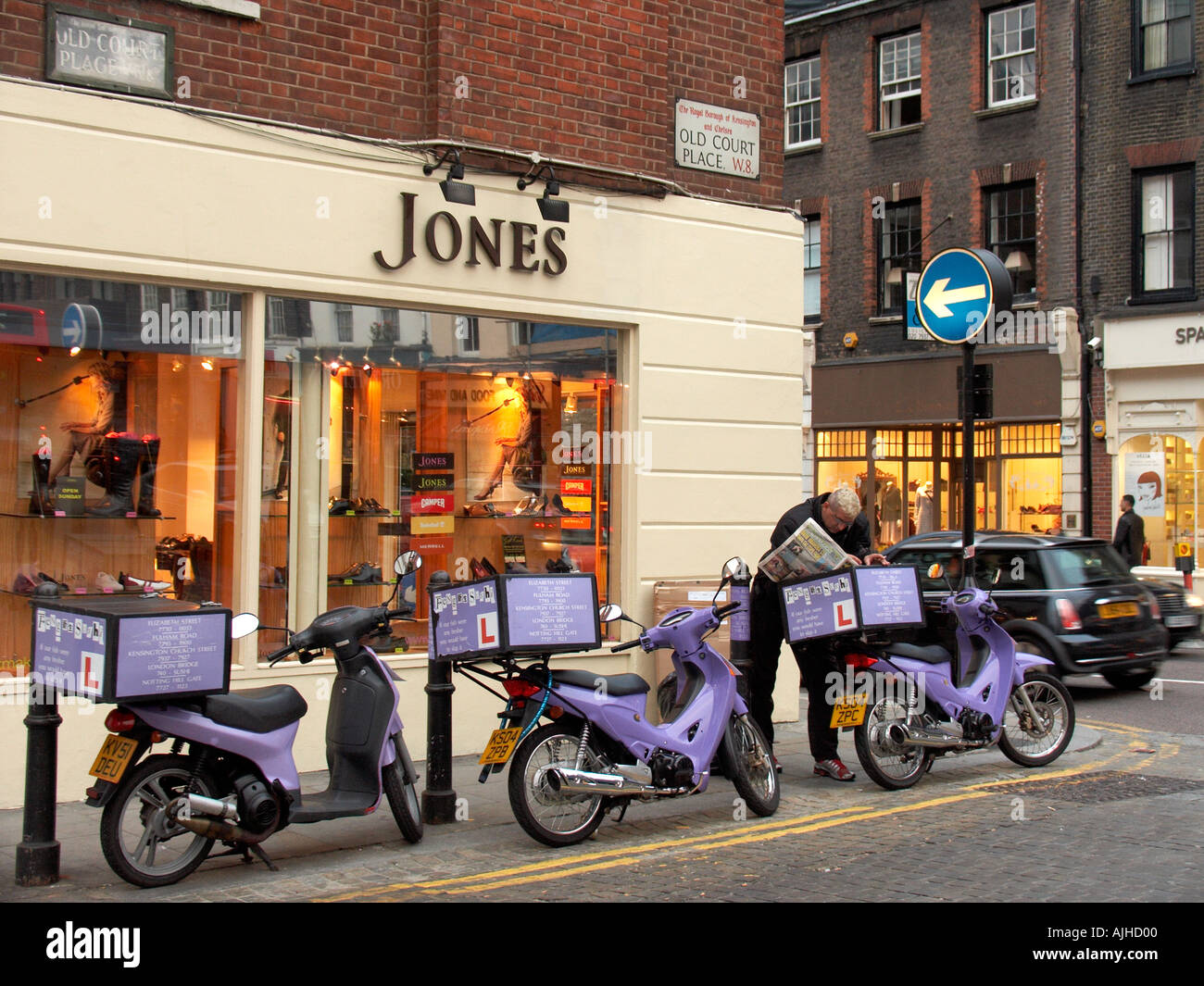 Lieferung Scooter parkte am Lancers Quadrat auf Kensington Kirche Street Kensington London England UK Stockfoto