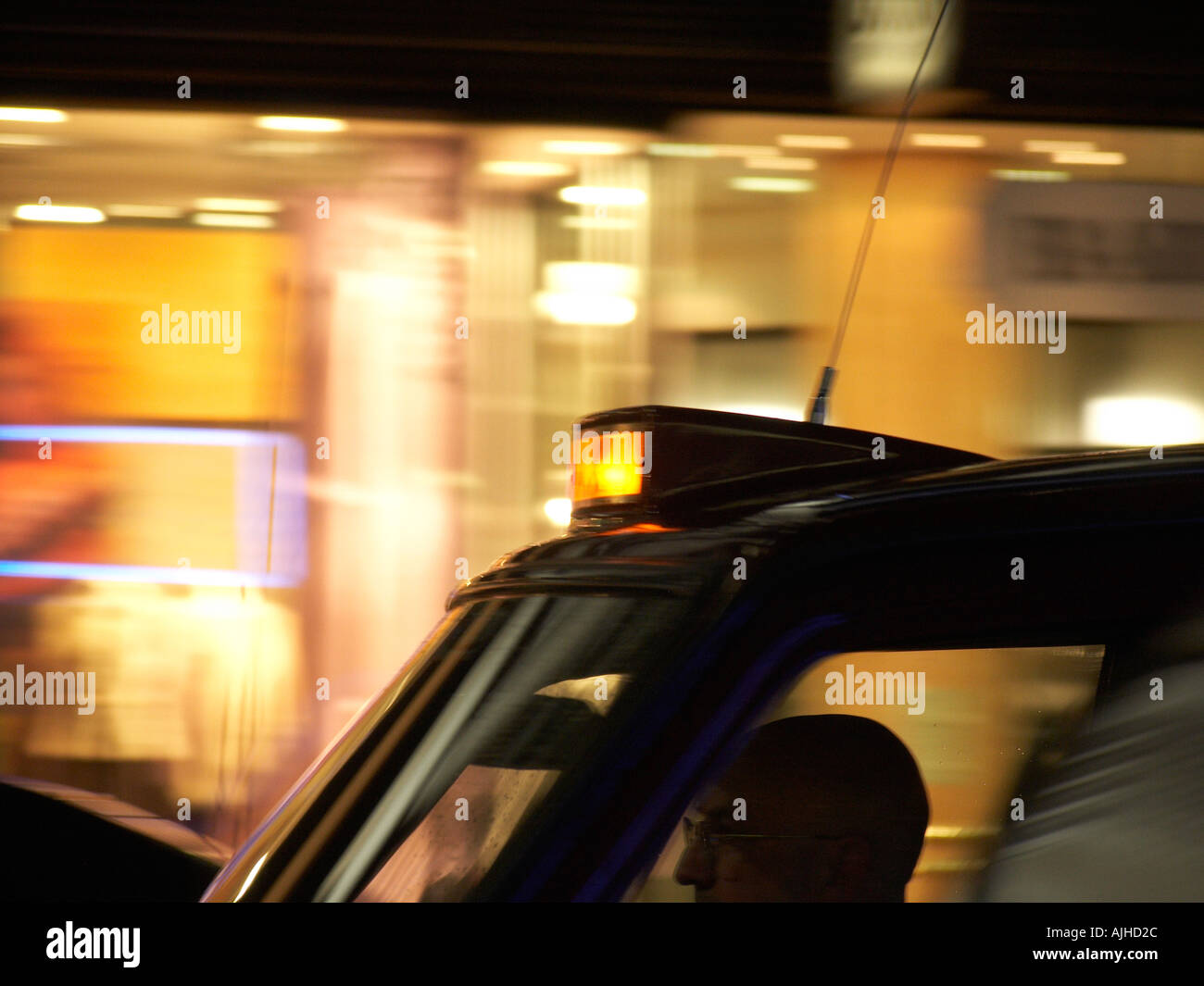 Taxi-Beschleunigung auf Kensington High Street Kensington London England UK Stockfoto