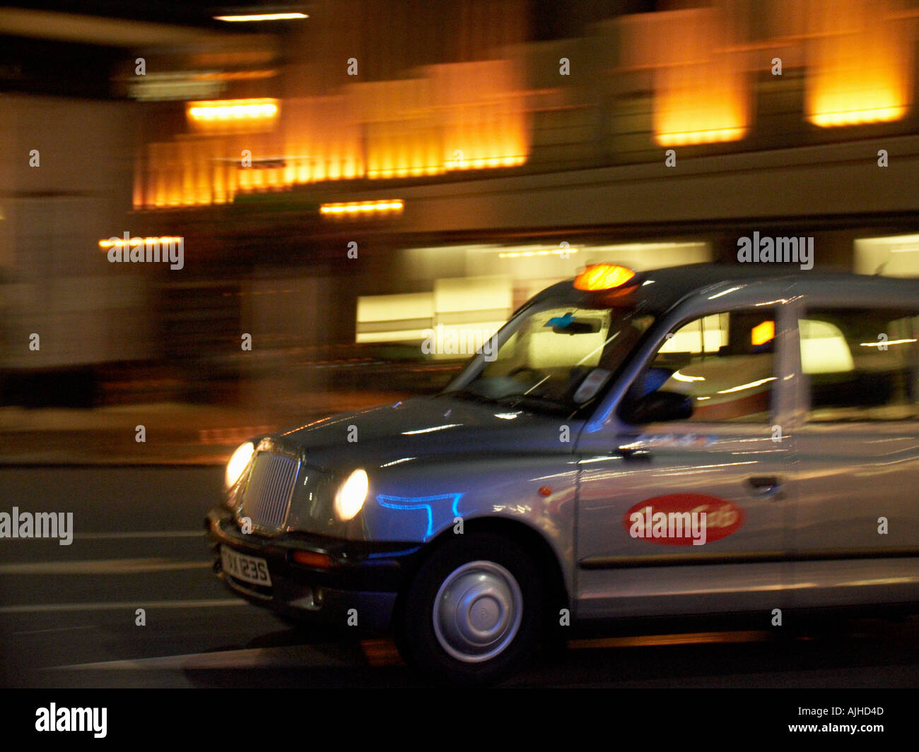 Taxi-Beschleunigung auf Kensington High Street Kensington London England UK Stockfoto