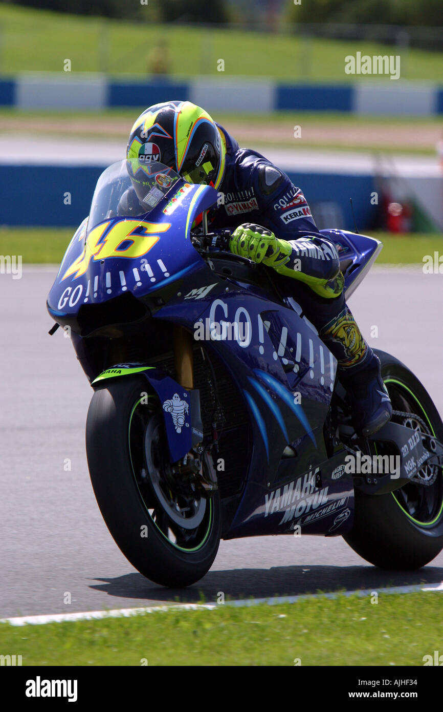 Mehrfache Welt Motorrad Weltmeister Valentino Rossi auf seiner Yamaha M1 im  Rahmen der britischen MotoGP Stockfotografie - Alamy