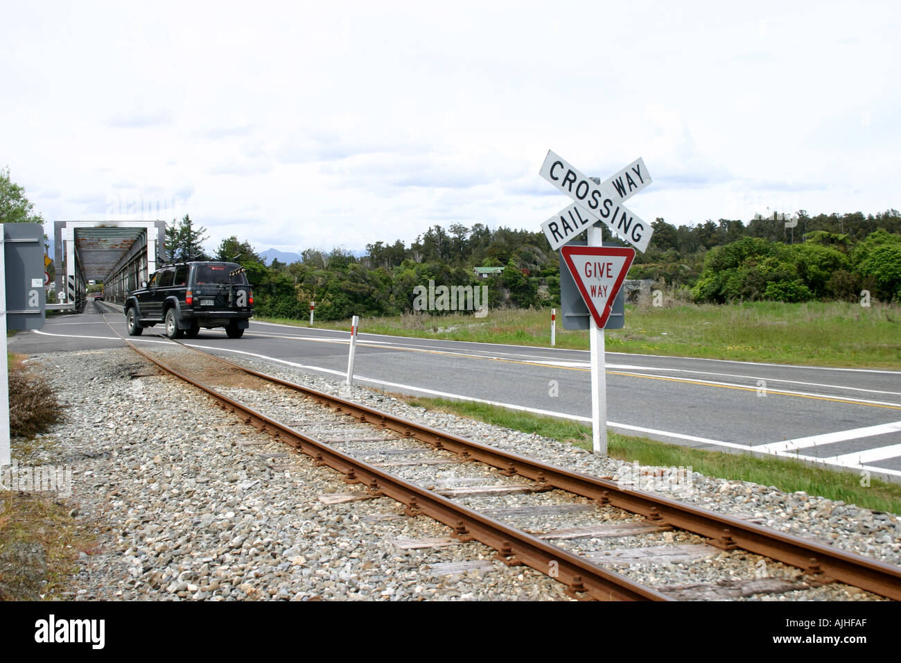 Eisenbahn und Verkehr mit der gleichen Brücke Südinsel Neuseeland Stockfoto