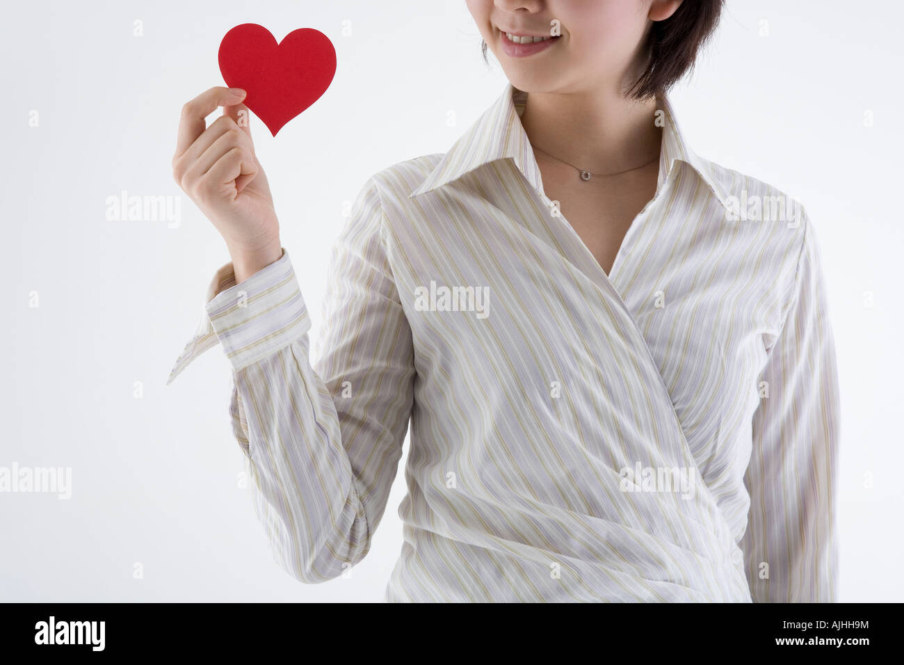 Geschäftsfrau hält herzförmige Papier Stockfoto