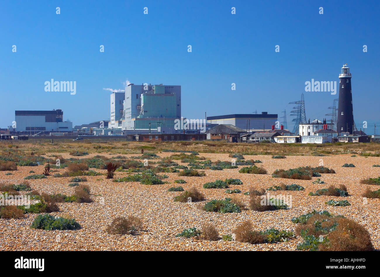 Dungeness Kernkraftwerk Kent und alten stillgelegten Leuchtturm Blick vom Strand Stockfoto