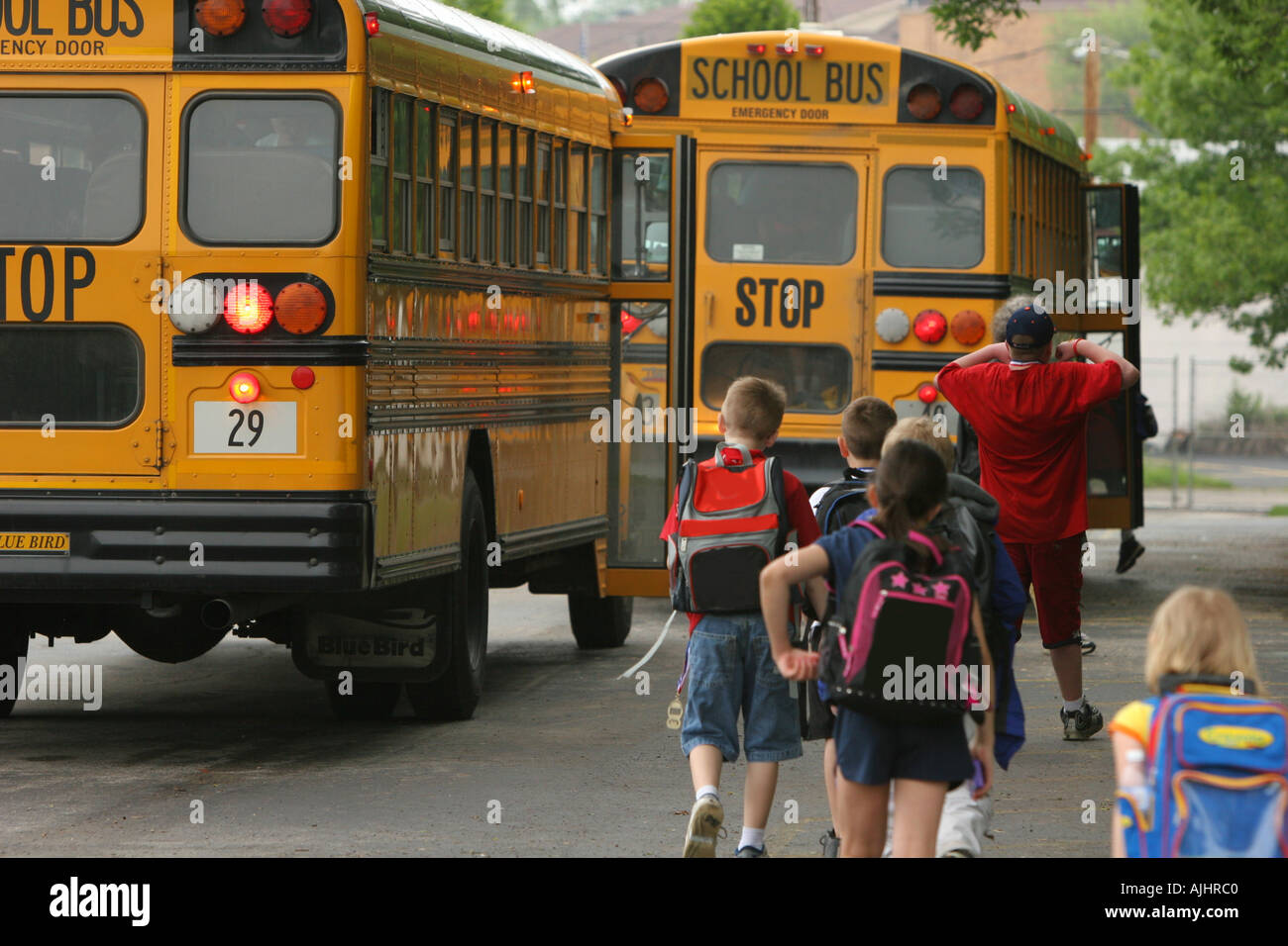 Studenten bekommen auf Schulbusse nach der Schule Stockfoto