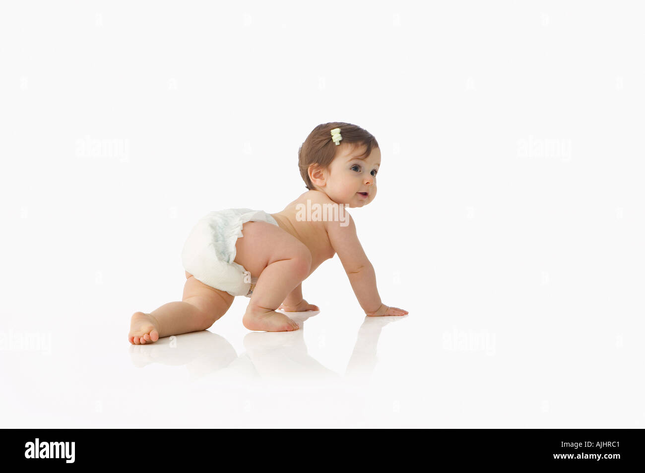 Babymädchen kriechen Stockfoto