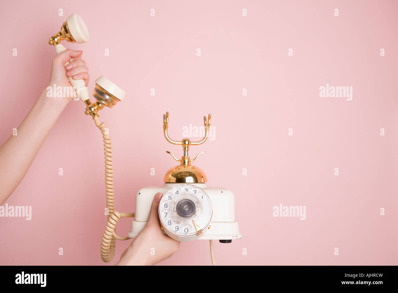 Frauenhand mit Telefon Stockfoto