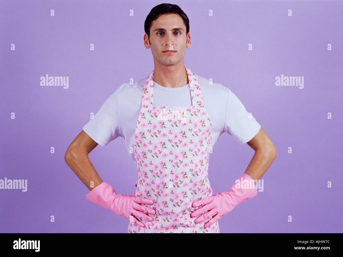 Mann in Schürze und Gummihandschuhe Stockfoto