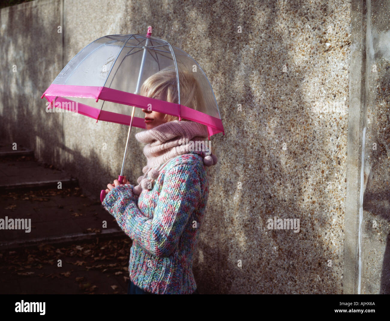 Frau mit Regenschirm transparent Stockfoto