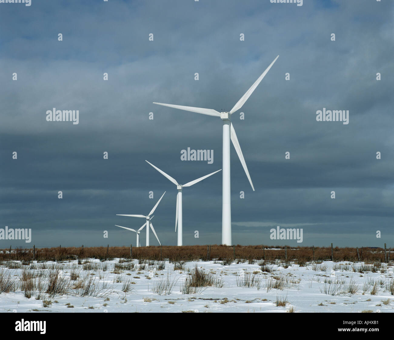 Windkraftanlagen in schneebedecktes Feld Stockfoto