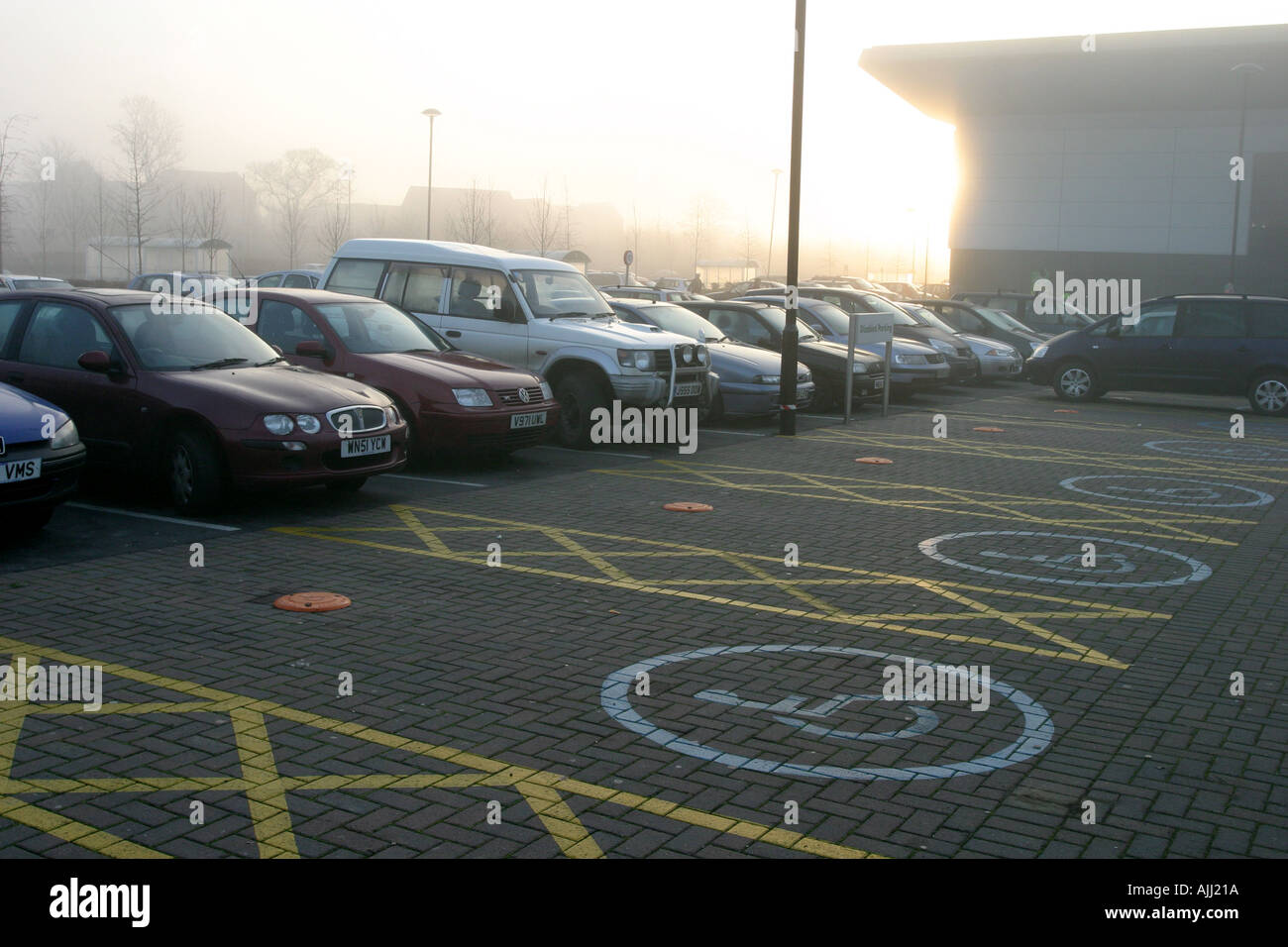 Leere deaktiviert Parkplätze auf einem Supermarkt-Parkplatz Stockfoto