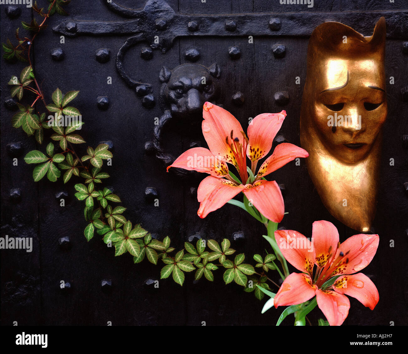 Konzept-Fotografie: Lilien und venezianische Maske Stockfoto