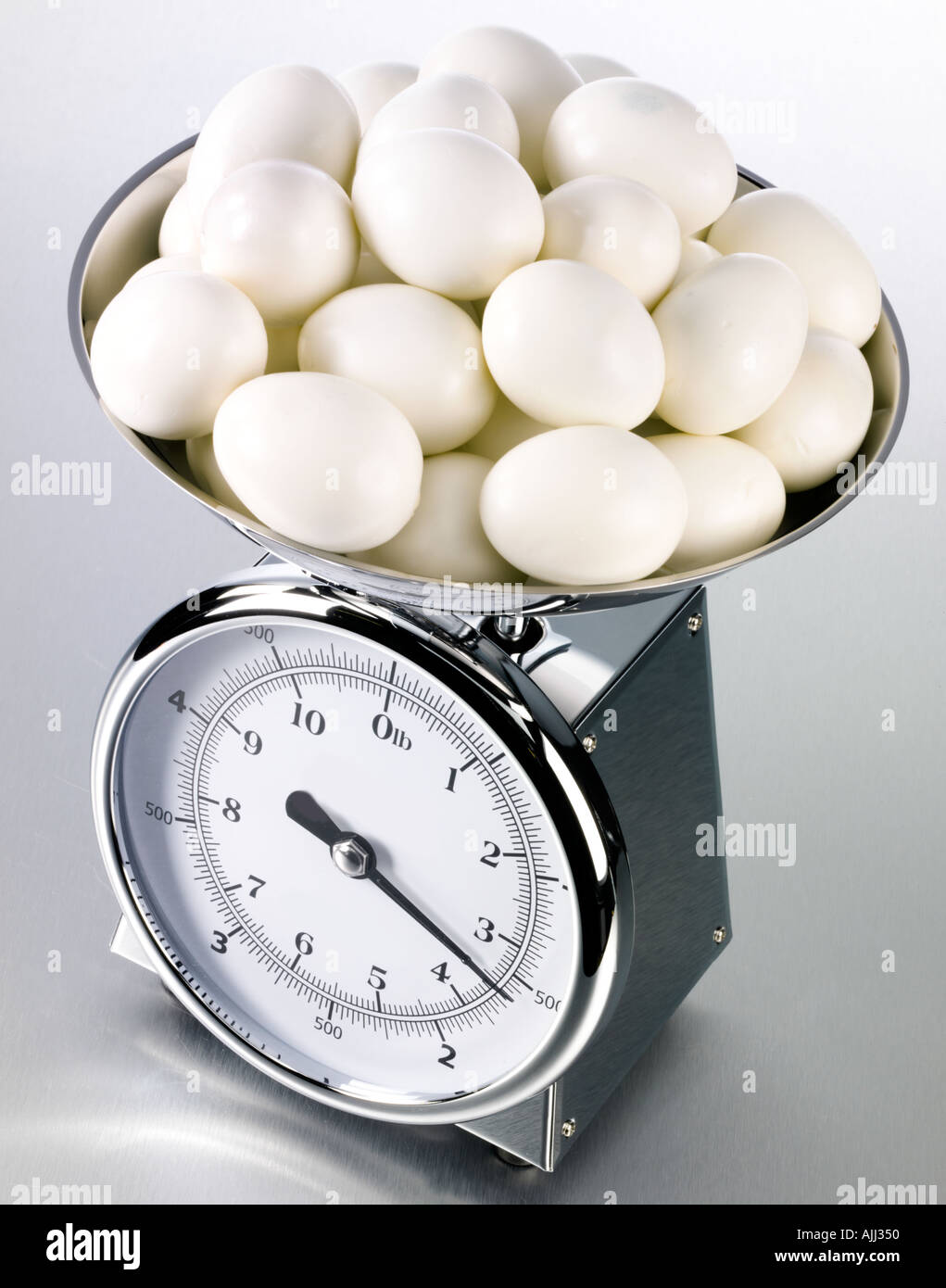 KÜCHENWAAGE MIT HART GEKOCHTEN EIERN Stockfoto