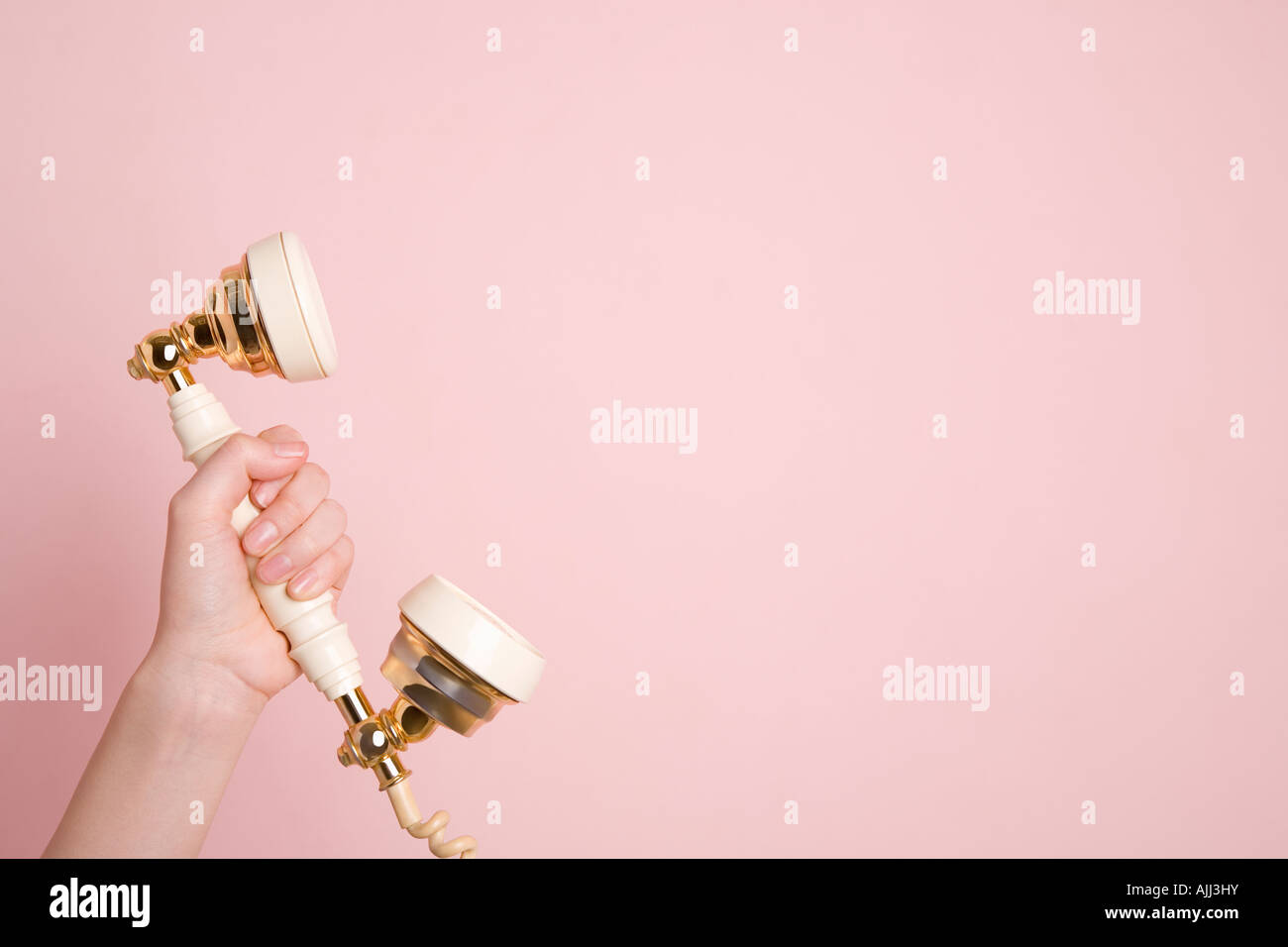 Zarte Frauenhand hält Telefonhörer Stockfoto