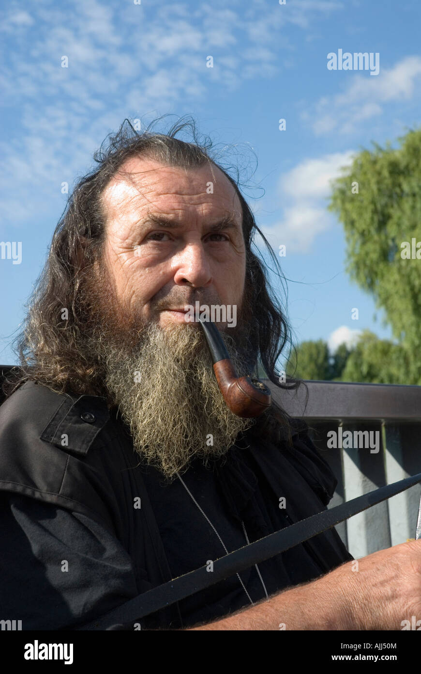 Pfeife rauchen Straßenmusiker spielt das Akkordeon auf einer Seine-Brücke Paris Frankreich Stockfoto