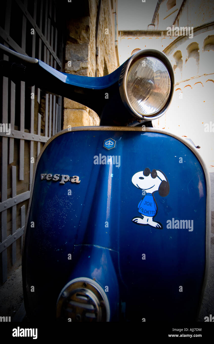 Blaue Vespa moped in Bergamo mit coolen snoopy Aufkleber