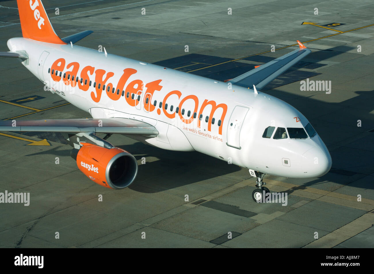 London Gatwick Airport, EasyJet Flugzeug Stockfoto