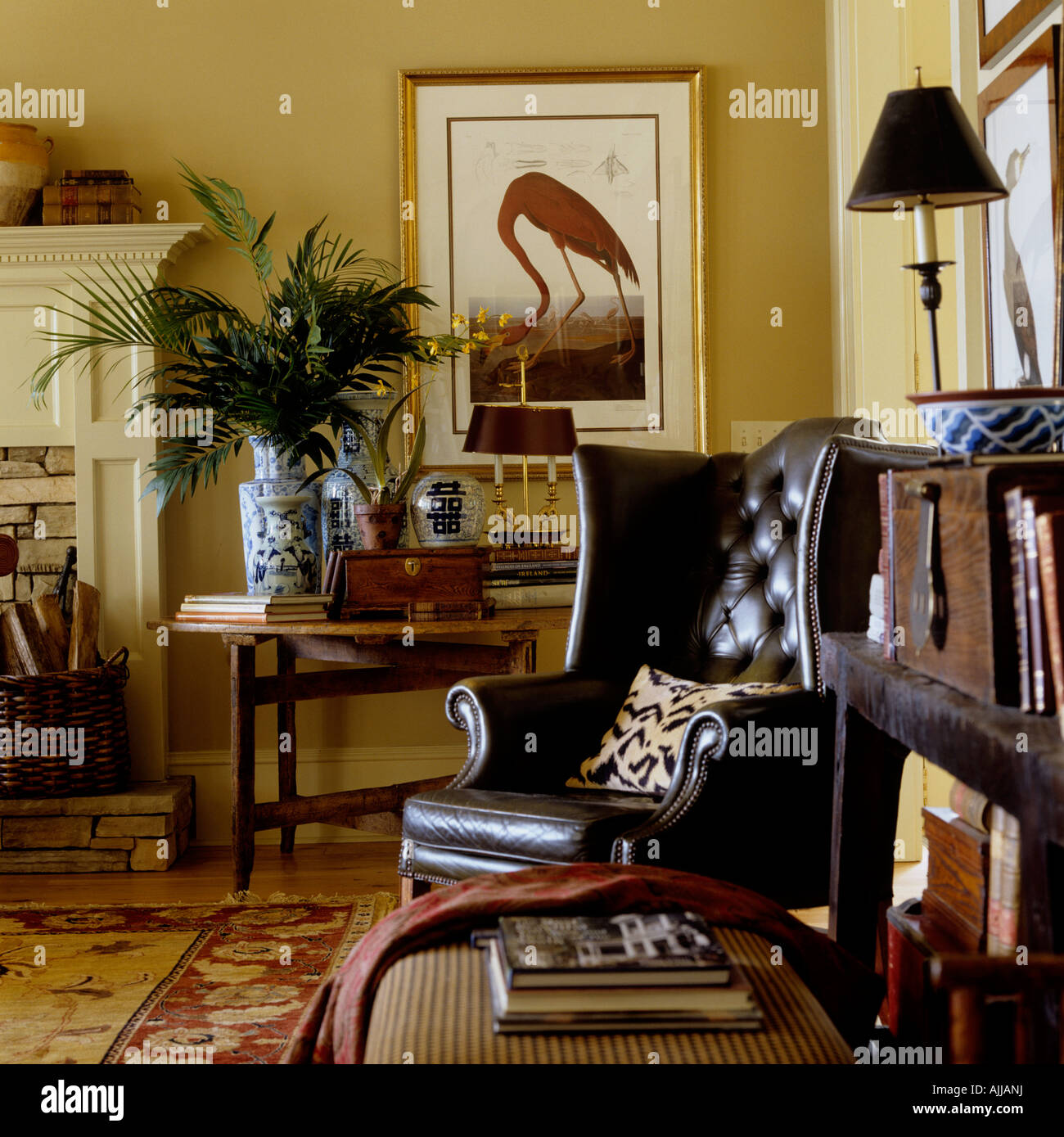 Wohnzimmer mit regency Flügel Ledersessel, Bücherregal und Kunstwerke Stockfoto