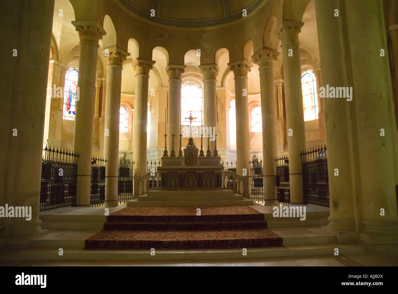 Innenraum Eglise Saint Hilaire Kirche Poitiers Stadtzentrum Poitou Charente Frankreich Stockfoto